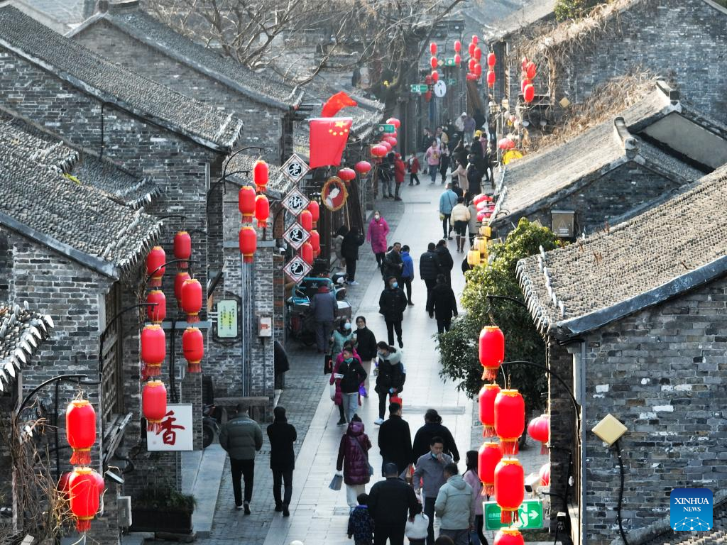 People enjoy Spring Festival atmosphere across China-Xinhua