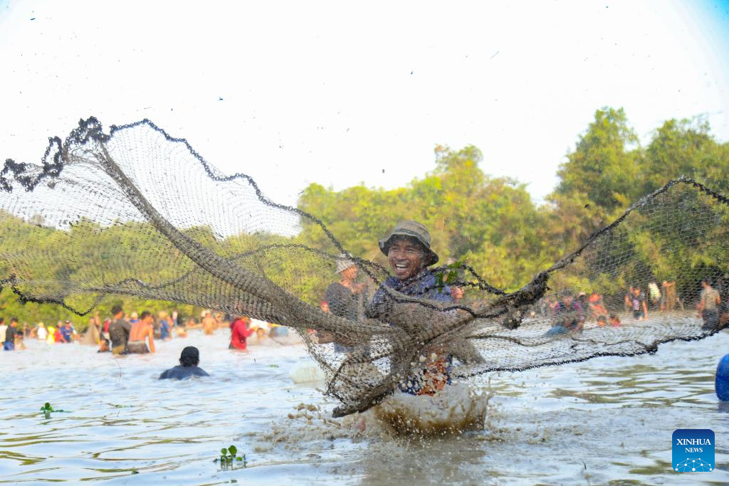Feature: Cambodian villagers celebrate traditional fishing festival in  cultural province-Xinhua