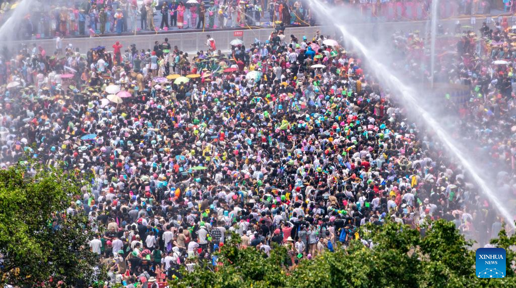 People celebrate water-splashing festival in SW China's Yunnan -Xinhua
