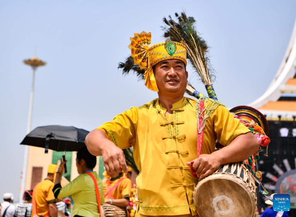 People celebrate water-splashing festival in SW China's Yunnan -Xinhua