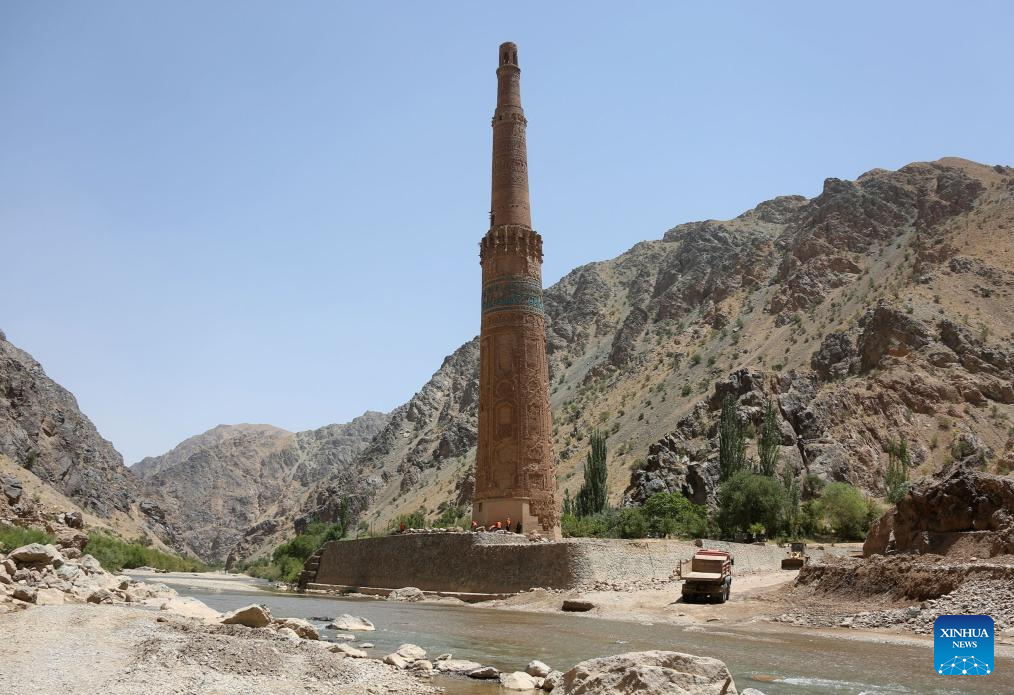 Workers protect Minaret of Jam from floods in Afghanistan-Xinhua
