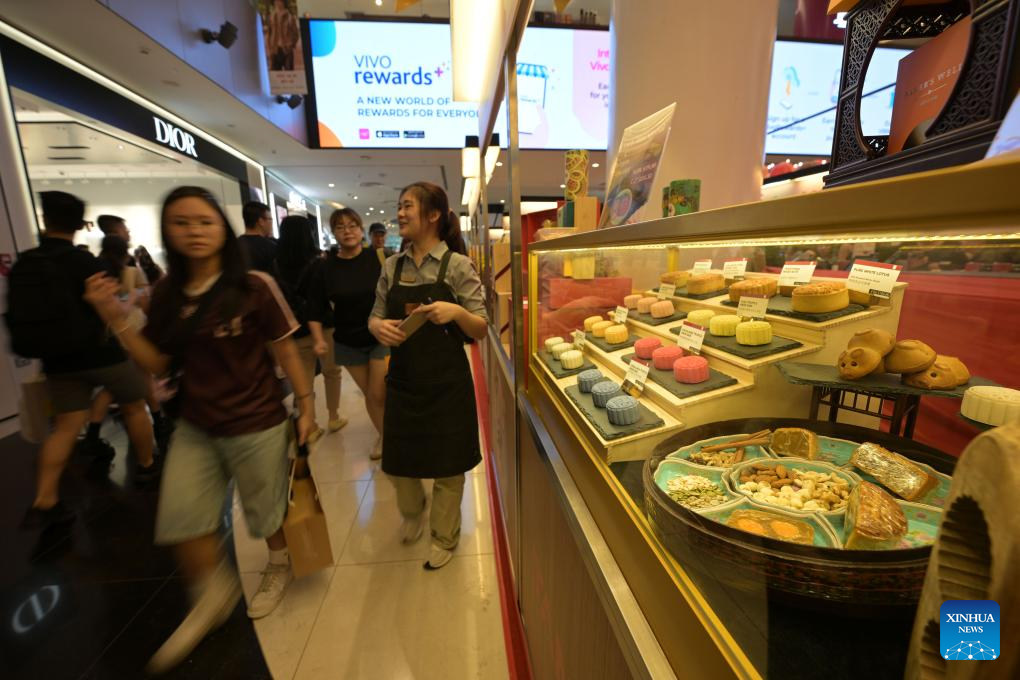 People select mooncakes ahead of Mid-Autumn Festival in Singapore-Xinhua