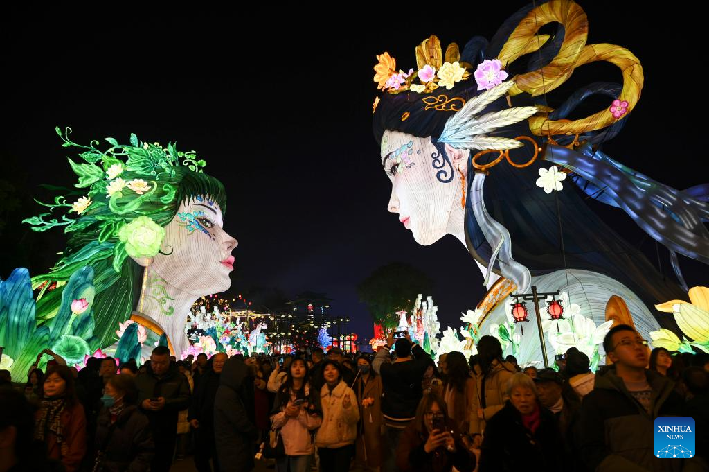 31st Zigong Int'l Dinosaur Lantern Show lights up for trial display-Xinhua