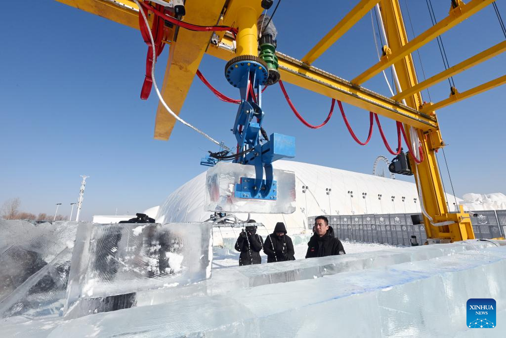 Stacking Ice Blocks Automated ice block stacking robot enters testing phase at 27th Harbin ...