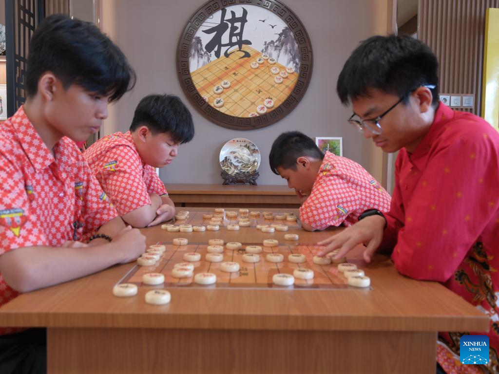 Fitur: Tempat di Indonesia di mana tiga bahasa bertemu, sebuah sekolah membangun jembatan di luar ruang kelas