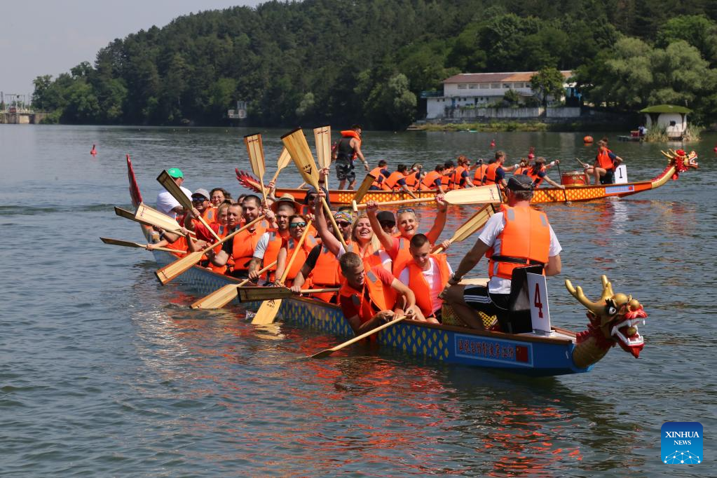 Радва се на фестивала на българските драконови лодки-Синхуа
