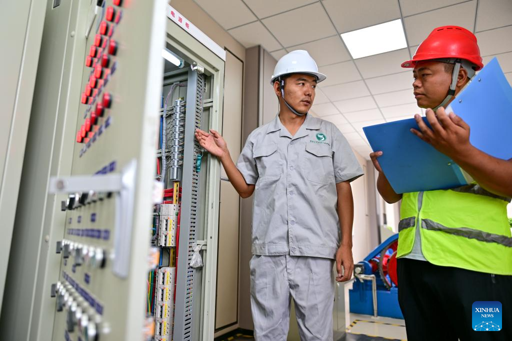 Worker Guard Hydraulic worker guards populus euphratica forests in Xinjiang-Xinhua
