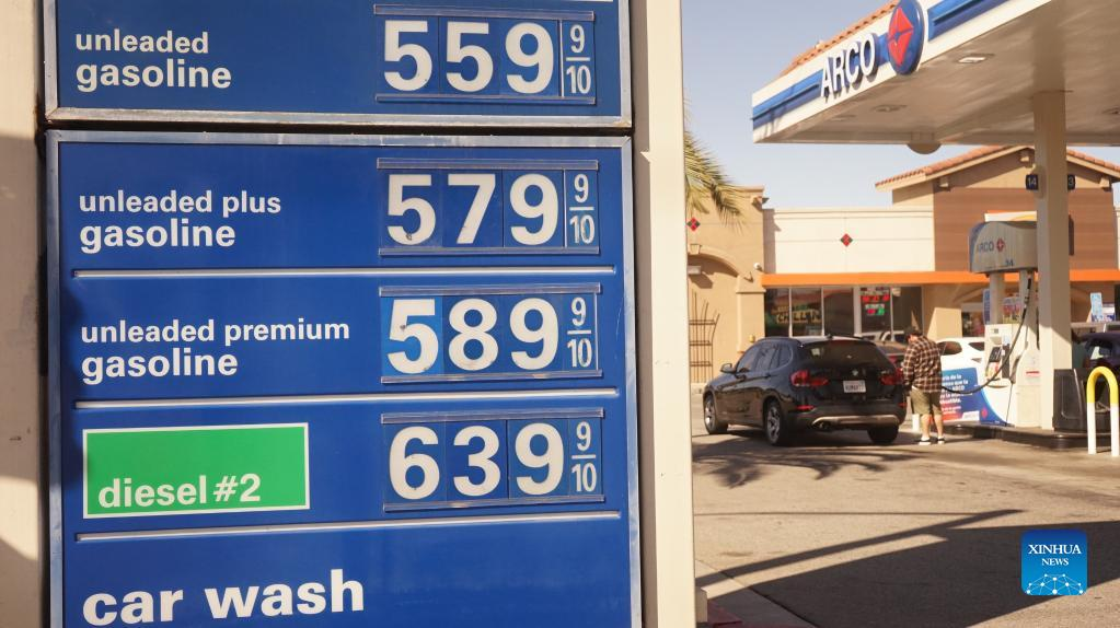 Сколько литр бензина в америке. Галлон бензина в США. Марки бензина в США. 93 Бензин США. Ценник на бензин в США.