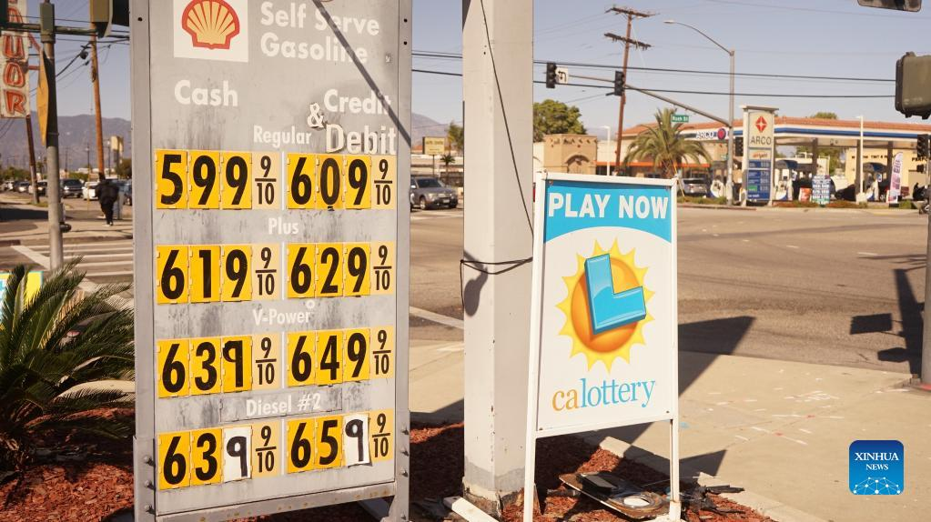 Сколько литр бензина в америке. Дефицит бензина в Америке. Цены на бензин в США. Ценник на бензин в США. Ценник на американской заправке.