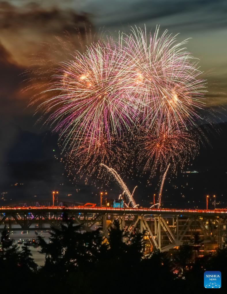 Offshore fireworks competition kicks off in Vancouver, CanadaXinhua