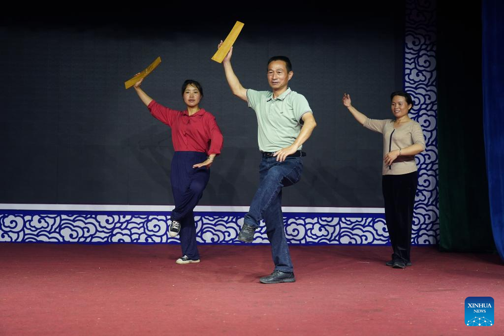 56-year-old farmer inherits Mengxi opera in east China-Xinhua