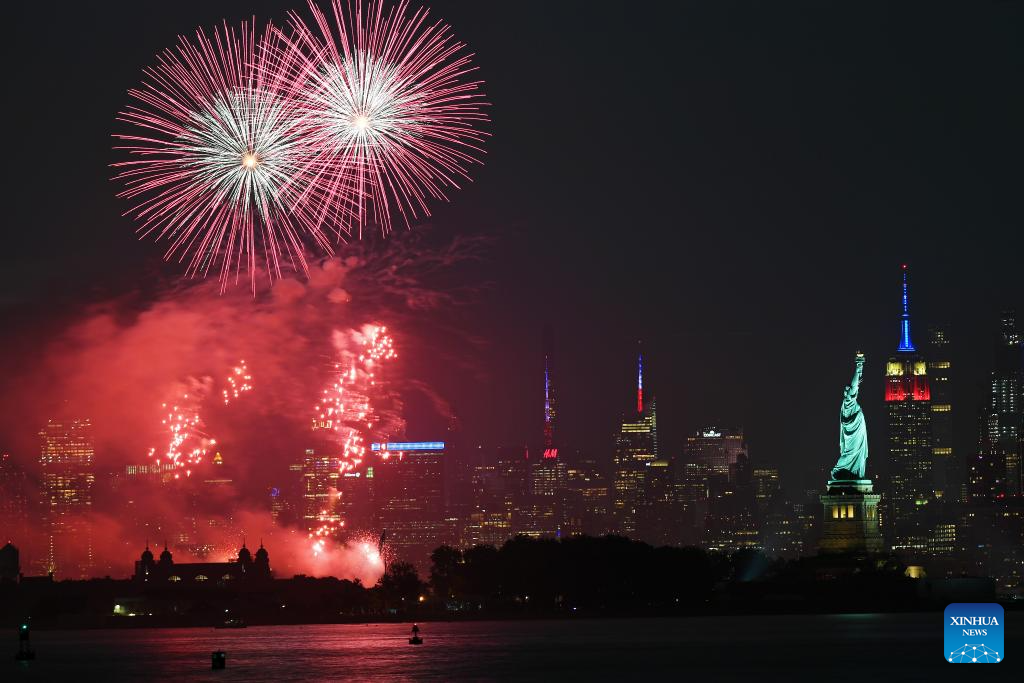 Fireworks explode over Hudson River to celebrate Independence Day in ...