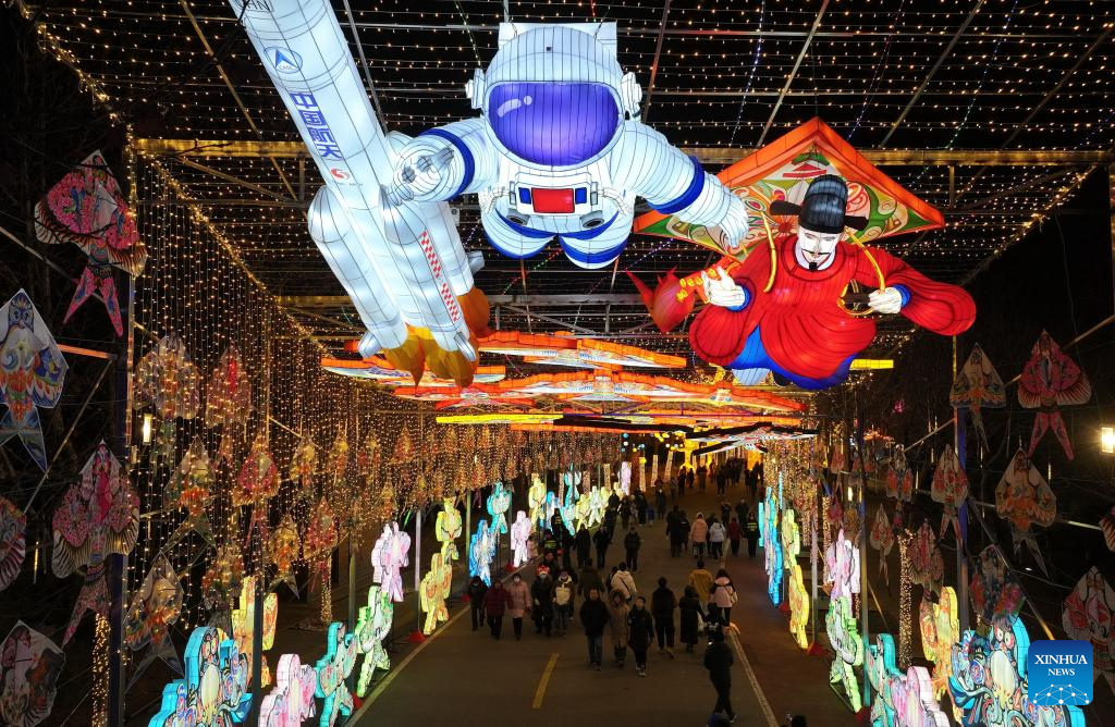 2025 Tangshan Nanhu Spring Festival lantern fair opens-Xinhua