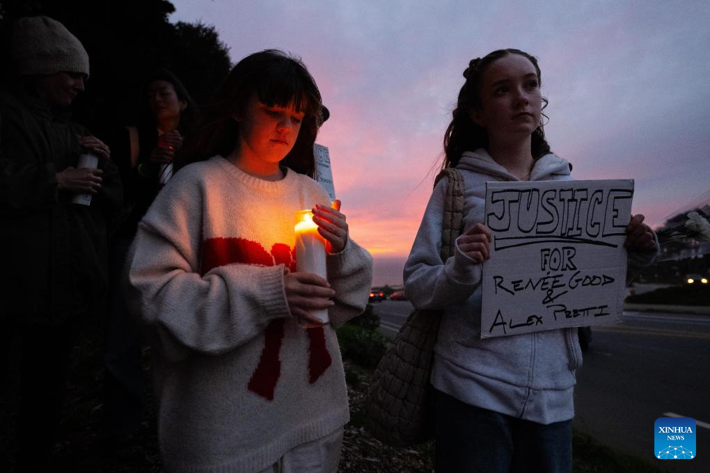 People attend candlelight vigil held for Alex Pretti in San Francisco ...